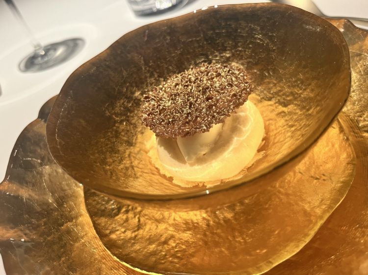 Un'elaborazione del Ghevarm dessert tipico del Rajasthan, qui di cacao, servito con pralina di cavolfiore, gelato di orzo tostato e caramello