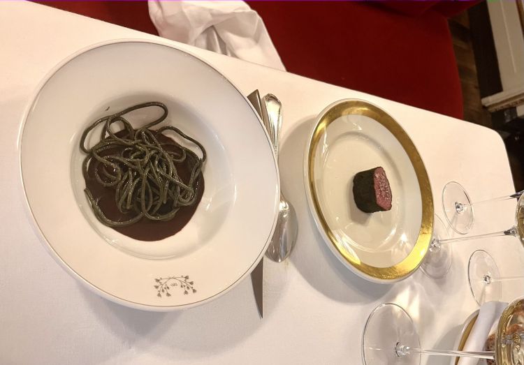 Spaghetti di alga nori in civet di capriolo
Una pasta non pasta super-umamica in civet di capriolo che accelera ancora la succulenza. Accanto, una sezione di capriolo arrosto. Sapore, straniamento
