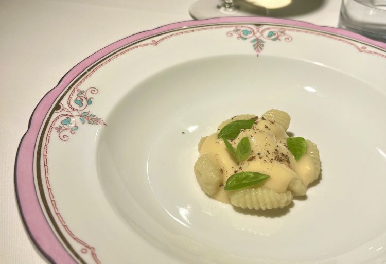 Gnocchi, peach curd and sage. A dish that updates the sweet-not-sweet archive, a dessert trend of the last twenty years: the gnocchi are cold, there is sage and the curd (curdled milk to which lemon is normally added) is sweeter because it is transferred to peach
