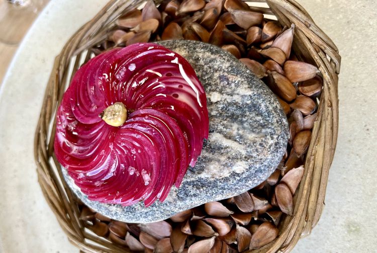 Radish pie
Una tartelletta di ravanello, da mangiare ancora una volta con le mani. Nella farina della frolla c'è dell'alga kelp arrostita. La crema sopra è ottenuta da un'emulsione di burro e riduzione di piso (miso di piselli) e curcuma. Guarnizione: fettine di ravanello tagliato molto fine e cotte in osmosi con lo stesso succo del ravanello. Il punto verde sopra è un piccolo cappello di ribes nero. Tutto condito con olio e succo di rafano
