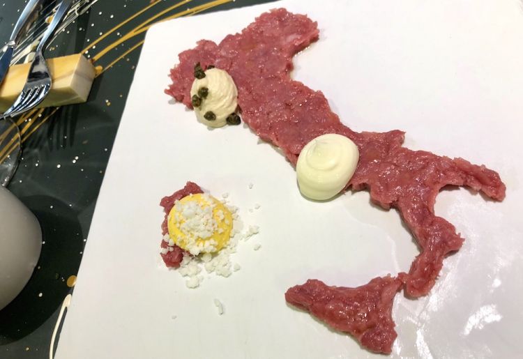 Giro d'Italia: Tartare di fassona di Cazzamali, salsa tonnata (all'altezza del Piemonte), maionese di midollo e zafferano (Sardegna), crema di caciocavallo (Campania)
