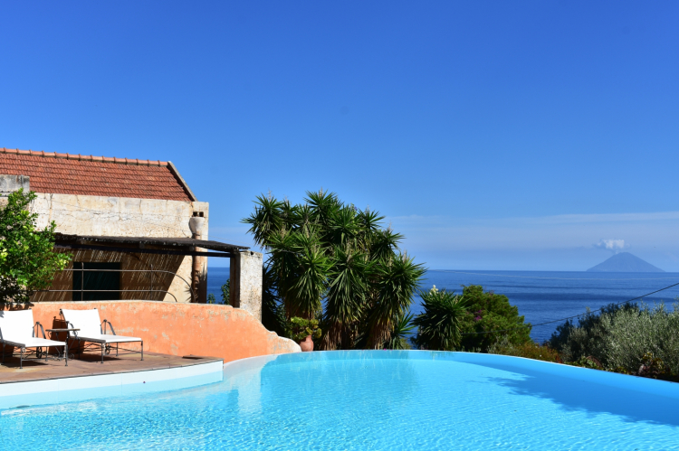 La piscina del Signum con vista su Stromboli e Lipari
