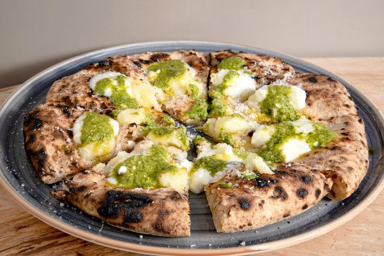 Pizza tonda con patate, pesto Rossi di Genova e crescenza
