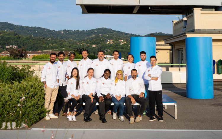 Il plotone di cuochi internazionali che ha dato vita alla cena “Melting Pot” alla Pista del Lingotto. Un richiamo forte allo “ius cucinae”, cuochi dal passaporto diverso che lavorano in Italia, ognuno concentrato a portare una specialità del proprio paese. Tra loro, assi della cucina e dell’ospitalità, come Matias Perdomo, Roy Caceres, Giulia Liu, Max Chiesa, Charles Pierce, Vinod Sookar, Jose Alfredo Villa Lopez con il padrone di casa Alessandro Scardina. E le ragazze di Roots Modena, il progetto di Jessica Rosval che coinvolge donne migranti. Con lei, c’erano la messicana Aketsalli Bobadilla Canseco, la guineiana Fanta Diaby e l’ucraina Nadiya Shevchenko