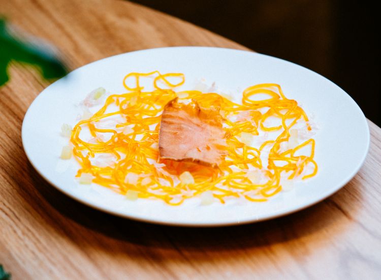 Spaghetto di tuorlo marinato, bottarga di tonno, sedano e pomelo: candito o fritto, impiegato come sfoglia, in spaghetto o raviolo, grattugiabile alla maniera di una bottarga o anche per mantecarci un risotto, il tuorlo marinato è il contributo tecnico più grande (e più copiato) dato alla cucina globale dal ristorante Cracco
