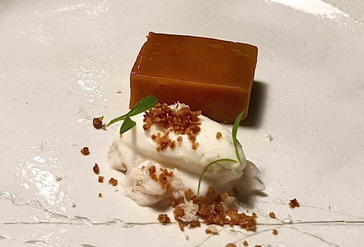 Zucca, litchis e guanciale
La zucca è irriconoscibile perché passa in un bagno calcico, una tradizione argentina che richiama il processo di nixtamalizzazione del mais. Col risultato che fuori è croccante, dentro è morbida. Accompagna tutto un gelato, di grasso