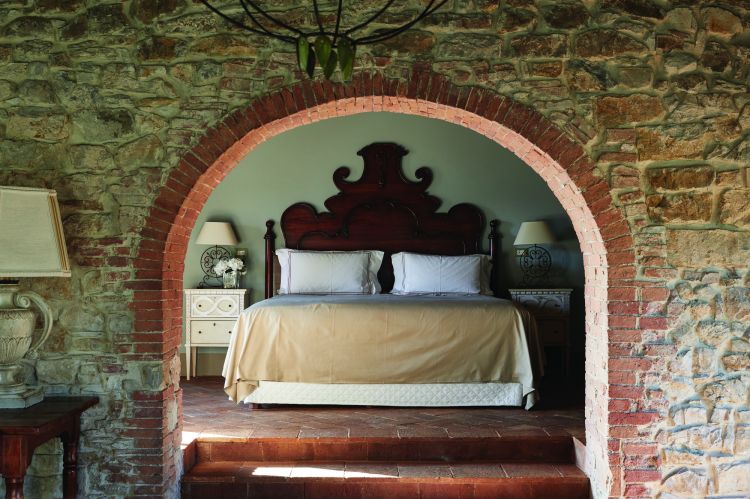 Una delle raffinate camere di Castello di Casole, A Belmond Hotel, Toscana, dove il tempo sembra essersi fermato
