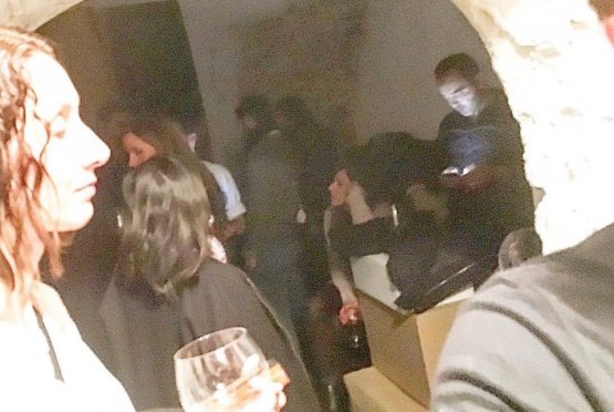 La foto che Mauricio Zillo ha postato sulla propria pagina facebook venerdì 13 novembre, con i clienti rifugiati nella cantina del suo ristorante