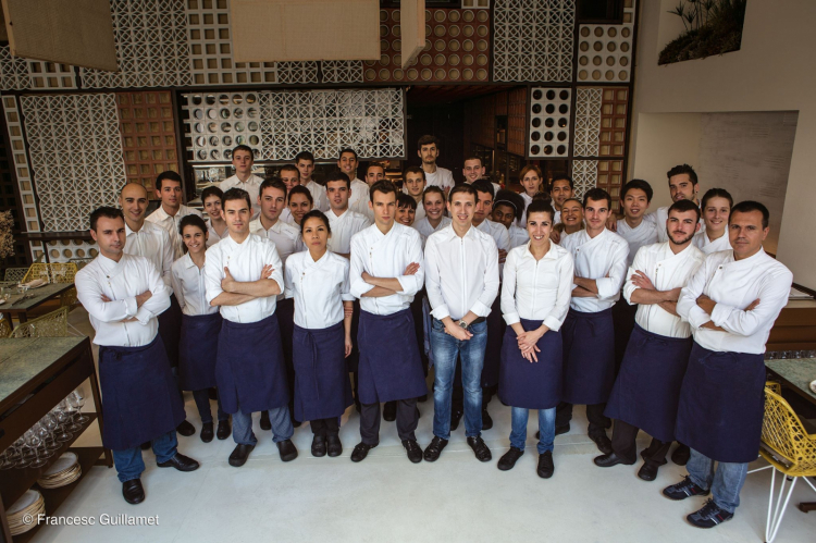 A souvenir photo with the team at Disfrutar in the days of the first Michelin star, in 2016
