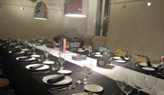 Un'immagine della tavola apparecchiata per la cena del più recente appuntamento di Postrivoro
