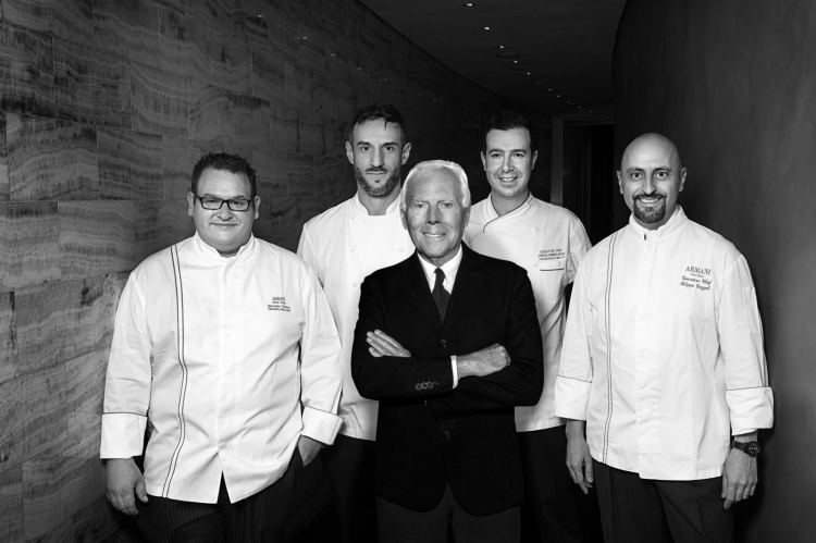 Filippo Gozzoli, primo da destra, con Giorgio Armani e altri tre chef degli Armani Ristorante in giro per il mondo: da sinistra Alessandro Salvatico (Dubai), Fabio Bano (New York) e Francesco Mazzi (Tokyo)
