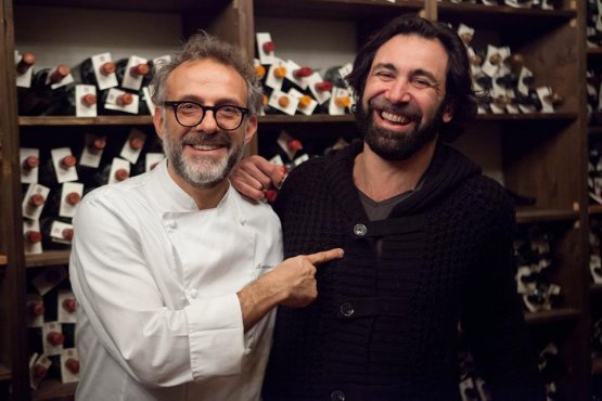 Don Pasta ritratto da Giulio Romito con lo chef dell'Osteria Francescana Massimo Bottura. Qui potete guardare il video del loro recente incontro/intervista
