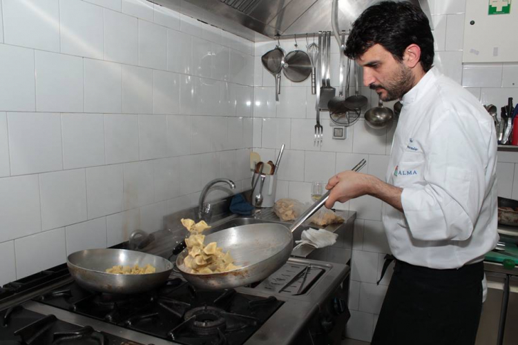 Giovanni Arvonio, 31 anni, al lavoro nella cucina 