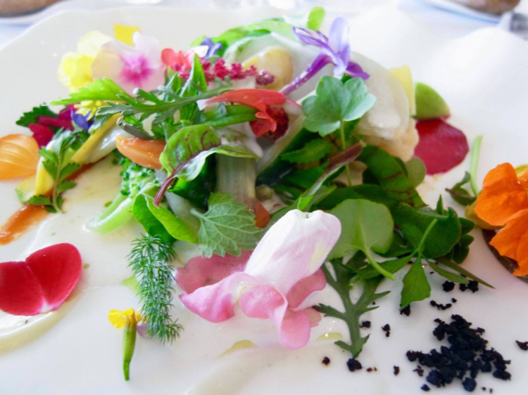 La celebre Gargouillou di verdure giovani di Michel Bras, un piatto che ha fatto epoca  

