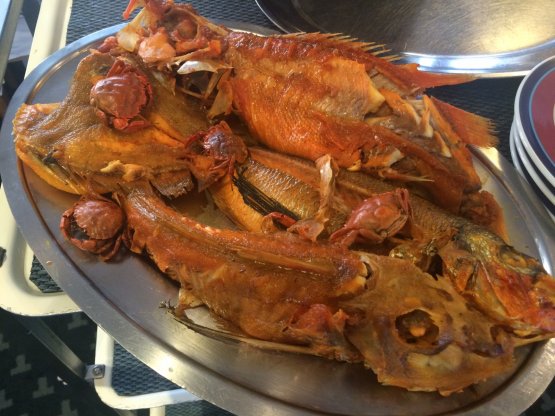 Il pesce servito a parte per la storica Bouillabaisse del ristorante Tétou di Golfe-Juan