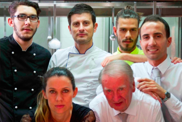 Nello staff del Pepe Nero si riconoscono lo chef Mirko Giannoni (in alto, secondo da sinistra), la moglie Sara (sommelier, in basso) e il papà Marino (maitre, in basso)
