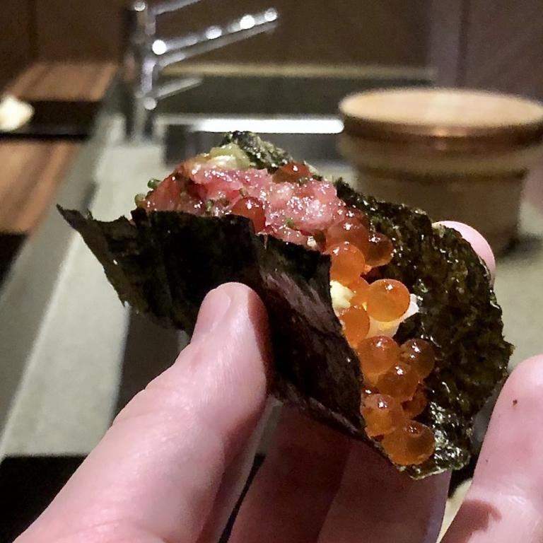 Temaki di alga croccante, l'interno è di tonno - varie parti - battuto al coltello e condito con soia, wasabi, uova di salmone. Buonissimo, una delizia
