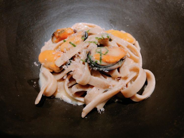 Tagliatelle di farro con cozze, acqua delle cozze in mantecatura, tuorlo d’uovo marinato nella soia, bottarga di merluzzo fatta da loro (con le uova ricavate da un merluzzo usato per altri piatti. Anche qui, non si spreca nulla)