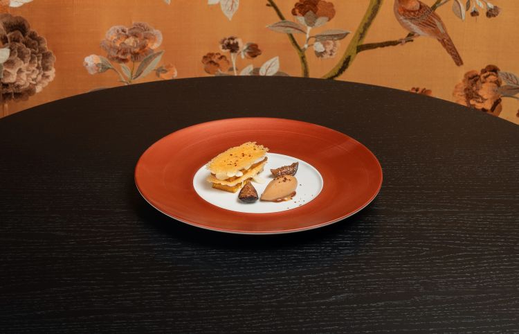 Croccante di mandorla (infuso con whisky e caffè), crema di mandorle e mandorle croccanti, con sorbetto di fichi e kombucha e fichi caramellati nel liquore alla foglia di fico (foto Omnigraf Italia)