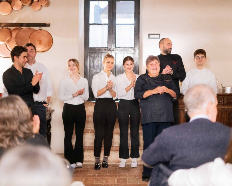 La brigata del Caffè Grande quasi al completo, ritratta a un evento alla cantina La Stoppa. Da sinistra a destra: Federico Zanghi (sommelier), Fabrizio Bertuzzi (responsabile di sala), il trio di sala formato da Cecilia Capellini, Sonia Iannone e Allyson Ghisoni, Betti Bertuzzi (chef), e gli sous chef Andrea Busini e Miri Leka (foto Marta Castaldo)
