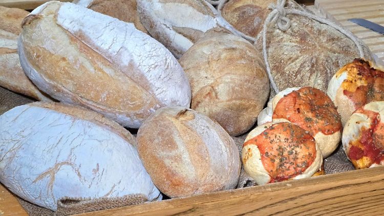 Varietà di pani campani: cafoncello di Castellammare, pane di San Sebastiano al Vesuvio, pagnotta di Saragolla, pane di Iurmano, pane quadrato di Pompei, pagnotta di santa Chiara