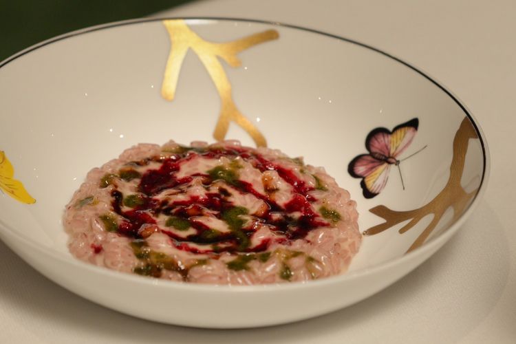 Estro vegetale dello chef nel Risotto Gaia, riso Vignola rosa naturale con tre riduzioni: di barbabietola, di sedano rapa e un fondo vegetale con vino cotto. Tendenze dolci ben bilanciate da spunti aciduli e umami
