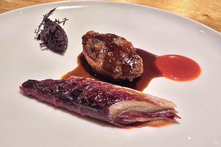 Quaglia, radicchio, origano e limone: il petto del volatile viene cotto in padella e la coscetta alla brace e laccata con il suo fondo. Il radicchio cuoce prima in succo di limone e salamoia d’oliva poi stufato e servito con con battuto di oliva e limone sottosale. Piatto ricco di sfumature, che alterna amaro, acidità e note affumicate, in un percorso di profonda intensità gustativa
