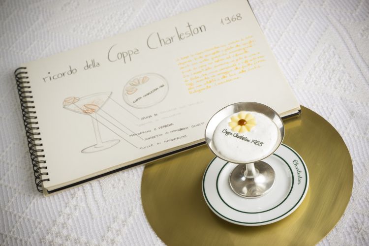 Una volta dessert simbolo di eleganza con frutta sciroppata e gelato alla vaniglia oggi diventa un omaggio alla frutta di stagione, in questo caso al mandarino di Sicilia. Coppa Charleston: spuma di mandorla alla vaniglia con granita e sorbetto al mandarino, mandarini freschi e verbena