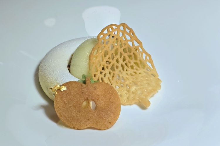 Mousse alla cannella, composta di mele, pralinato di pinoli e sorbetto alla mela verde
