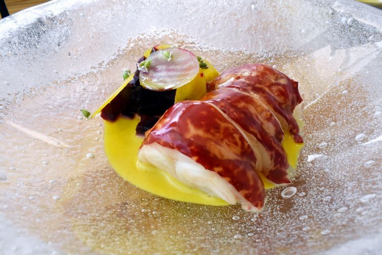 Aragosta a bassa temperatura, curry giallo composto da 15 spezie, barbabietola gialla, brunoise di barbabietola