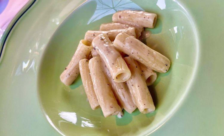 Rigatoni cacio e pepe en vessie, forse il piatto più celebrato dall'alta cucina italiana dell'ultimo quinquennio
