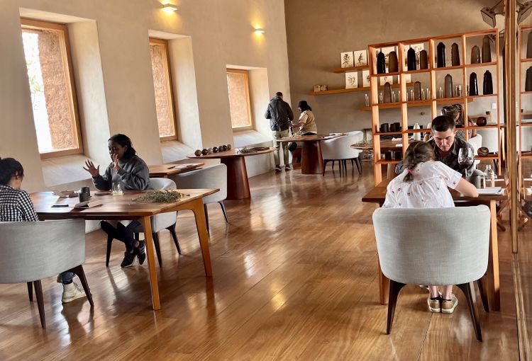 The Mil restaurant, seating a maximum of 25 guests, is only open for lunch. The tasting menu costs $260, if you also add the Mil Immersion experience it comes to $424. From the restaurant's small windows, you get unforgettable glimpses of the Andes