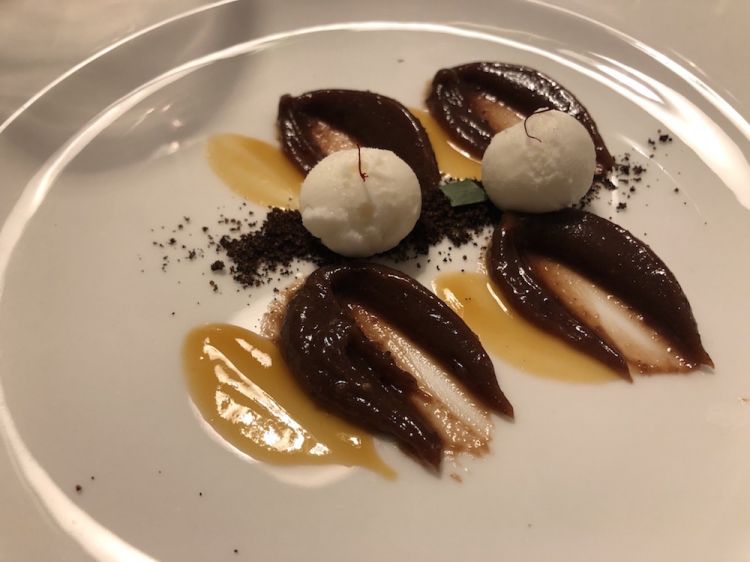 Essenza: protagonista del dessert è l’amaro della genziana, radice di montagna da cui si ricava anche un liquore. Acidità e freschezza vengono da frutto della passione e da un caramello tutto naturale (e senza aggiunta di zucchero), cacao, nocciole e zafferano. La particolarità è che i primi due cucchiai possono sembrare sbilanciati, ma mano a mano, portandolo al palato, ritrova il suo equilibrio, cambiando ed evolvendo in sostanza a ogni boccone