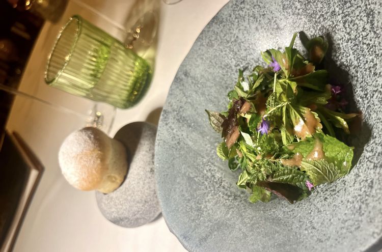 La Dolce insalata con vinaigrette ai lamponi, zenzero, servita in fondo al pasto