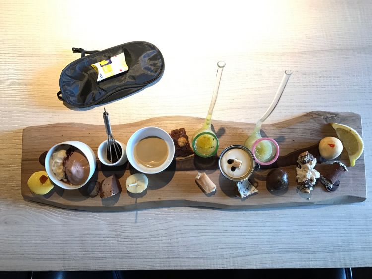 2013 - In.Time
All’ospite veniva chiesto di mettere i tappi alle orecchie, con di fronte due oggetti: un timer regolato al centesimo e una clessidra a caduta lentissima. Allo scadere di due minuti doveva togliere i tappi e iniziare la degustazione. Quest'approccio amplificava la differenza di come si può scegliere di vivere il tempo: nel fondo arrivavano dei suoni che “raffiguravano” elementi naturali. Le casse erano poste furtivamente sotto al tavolo, all’insaputa dell’ospite, che doveva nutrire il dubbio del vero. Il senso del Gioco: «Dilatare la percezione del tempo vivendo con profondità ogni singolo istante per poter accedere alla reale comprensione del senso»