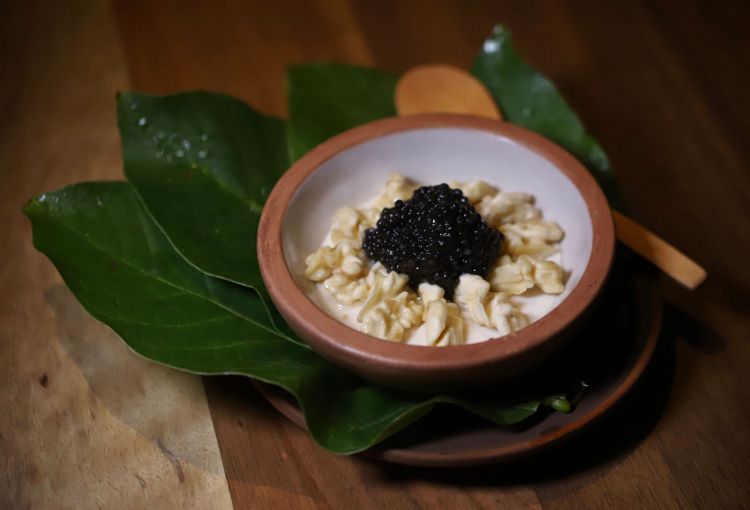 Primo piatto nella cena nordico-armena: Caviale con noci dal villaggio di Garni, crème fraiche, tartare di manzo invecchiato, funghi di San Giorgi da Dilijan e fragole
