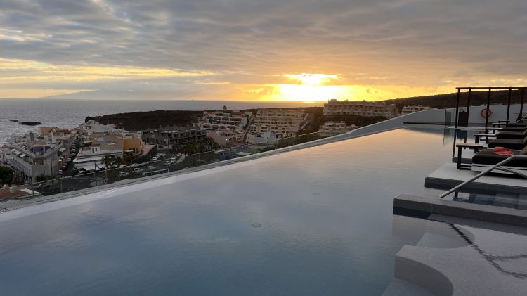 The infinity pool next to cocktail bar Maresia
