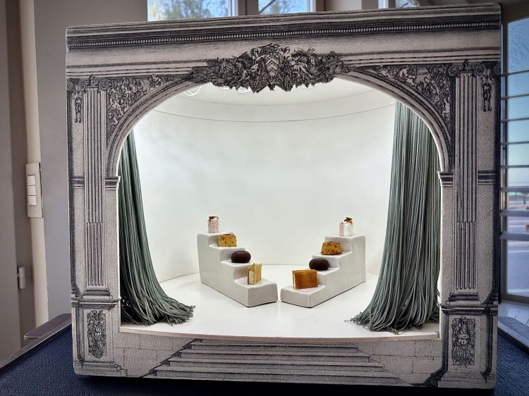 La Piccola Pasticceria è servita all’interno del teatro Rossini: sulla scala di Seta, trovano posto dall’alto al basso: il Marshmallow alla fragola e foglia d’argento (ispirata alla Gazza Ladra), Gugelhupf con anice verde di Castignano e Anisetta Meletti (Zelmira, debutto a Vienna), poi tocca all'Inganno Felice, che sta nel boccone, con cioccolato sottile e ripieno di sangria alle ciliegie, infine Tancredi, una storia siciliana che ha ispirato l’antico Canarino, cioè una mousse al limone con alloro e patata dolce