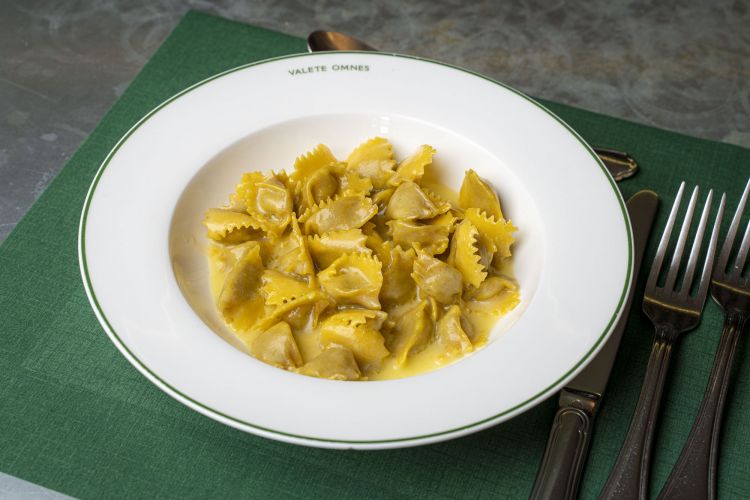 Mai visti in Italia così tanti cuochi 50Best tutti assieme. Nel pranzo che precedeva la cerimonia sono stati avvistati da Scannabue a San Salvario Bruno Verjus, i fratelli Roca, i fratelli Torres, Ferran e Albert Adria, Rasmus Munk, Virgilio Martinez, Nicolai Nørregaard… A tavola, atterravano plin a go go