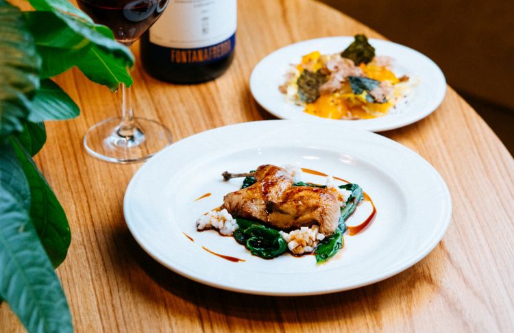 Quaglia arrostita, lardo e seppia con insalata di cachi, noci e tartufo bianco Tartuflanghe: mare e monti, giocato sul concetto di similitudini (lardo e seppia), è un felice cesello di cotture al millimetro e freschezza in due servizi
