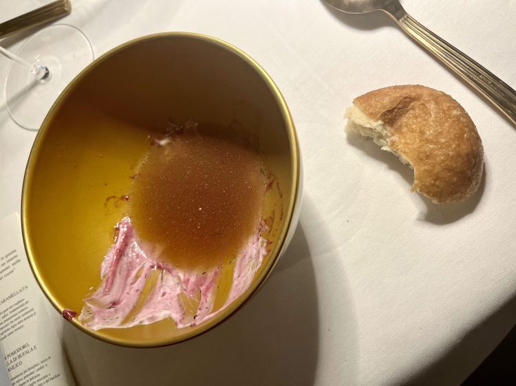 ...sul residuo del Borscht viene versato un brodo di manzo e maiale (in questo caso ricavato nientemeno che dal culatello di Massimo Spigaroli...), su cui si fa un'ulteriore, benedetta scarpetta con un pan brioches spezzato con semi di cumino, cotto a vapore.
A margine c'è spazio per un condivisibilissimo lamento: «E' terribile come oggi ci sia assuefazione sulle notizie terribili che arrivano dall'Ucraina»
