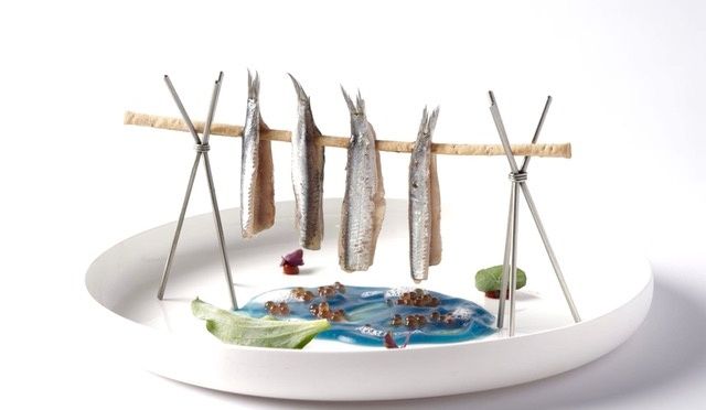 Ricordo di Lofoten: Alici marinate, acqua di mare, peperone di Piquillo, foglie d’ostrica e grissino al finocchio
