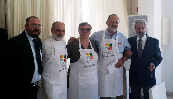 Paolo Marchi con due dei fondatori dell’associazione Buona Puglia, Francesco Nacci (a sinistra) e Lello Lacerenza (a destra), insieme a Corrado Assenza e Maria Cicorella
