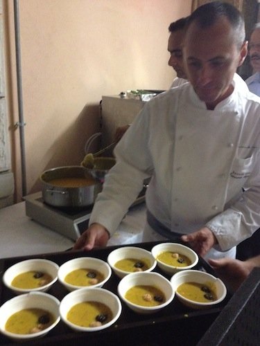 Francesco Apreda, chef dell'Imàgo dell'Hotel Hassler, motore dell'evento e qui autore di Zuppa di lenticchie, praline di gamberi rossi e agrumi. Co-autore, Parajeemjeet Singh del ristorante Jaipur. Apreda sarà tra i protagonisti di Identità New York, 12-14 ottobre prossimi