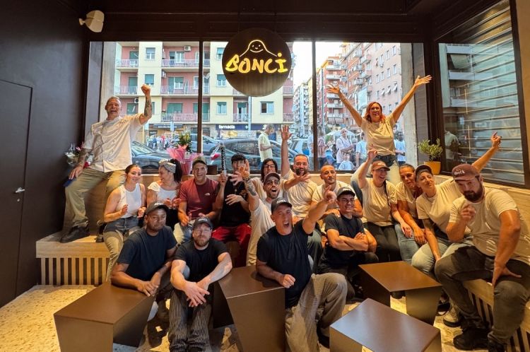 Team in festa per l'inaugurazione del Pizzariu