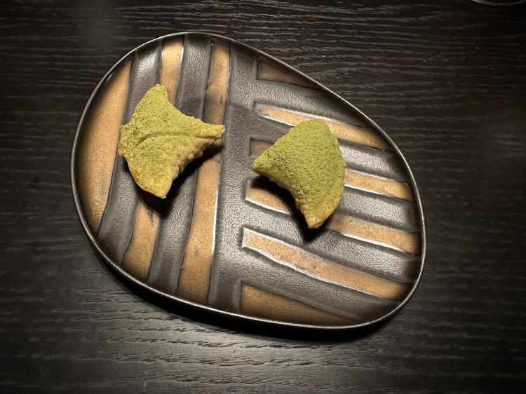 Piccola pasticceria: samosa ripieno di sfogliatella napoletana con tè matcha. È la summa del mondo dello chef