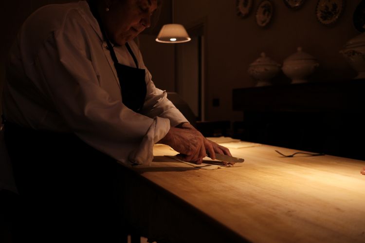 Betti Bertuzzi alle prese con la pasta fresca (foto Hamza Tokmic - Tomato Studio)
