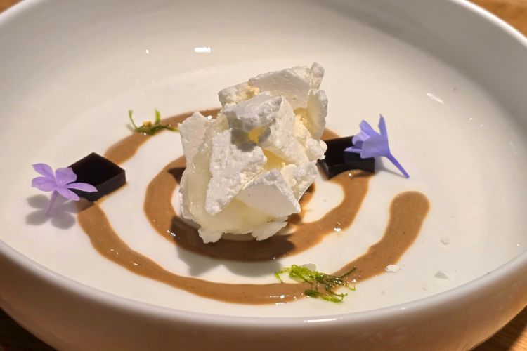 Liuk: gelatina di liquirizia con salsa inglese alla liquirizia, sorbetto al limone e meringa. Predessert rinfrescante e giocoso, che richiama i ricordi d’infanzia con eleganza e misura, rinnovando l’iconico abbinamento in chiave fine dining
