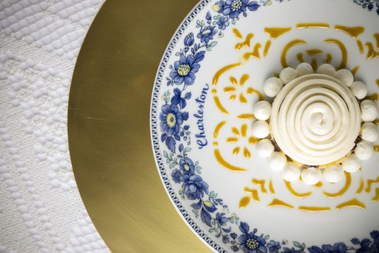Dessert in carta al Charleston nel 1972, omaggio al dialogo eterno tra Sicilia e Oriente, Il turbante del Sultano: gelato al Marsala, meringa al limone e limone nero, mousse di ricotta, biscuit e datteri, gel di mandorle e zafferano, composta di limoni e cardamomo. Su grafiche ispirate alla Cappella Palatina