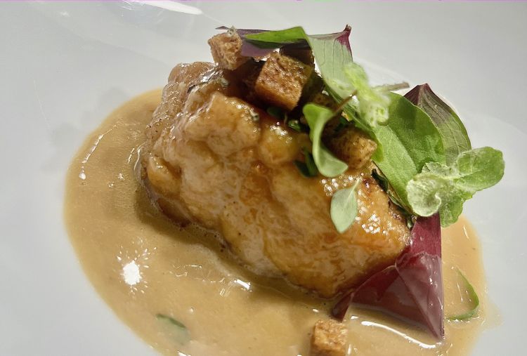 Animella con salsa al pepe di Kerala, un gioco felice sul classico filetto al pepe verde. L'animella è fatta marinare in acqua di pepe di Kerala fermentata, arrostita e glassata al miele. Nella salsa, pompelmo e limone candito al sale e acetosella che, ancora una volta, attenua le grassezze con l'acidità